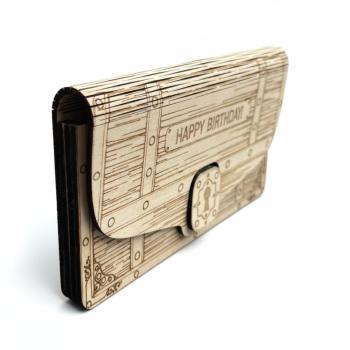 Holz Umschlag aus hellem Sperrholz mit gelasertem Schriftzug „Happy Birthday“